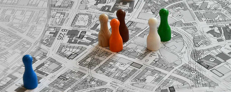 Spielfiguren auf einem Stadtplan  - Link auf: Ein Kompass für die Stadt: Die Bochum-Strategie