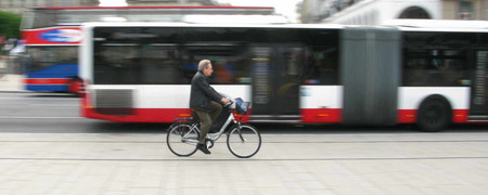 Fahrradfahrer fährt an einem Linienbus vorbei  - Link auf: Landei mobil