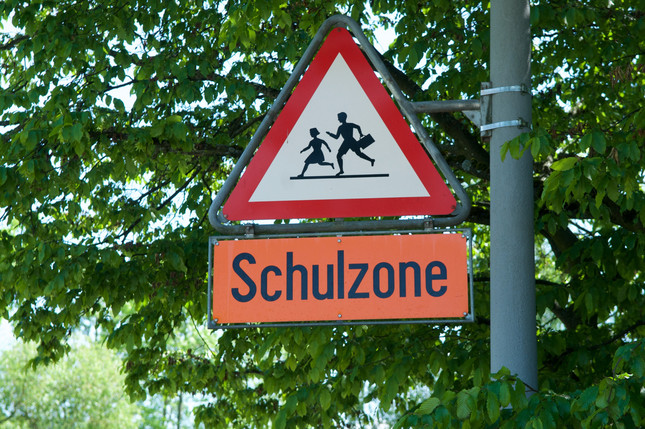 Bild eines Warnschilds mit der Aufschrift "Schulzone"