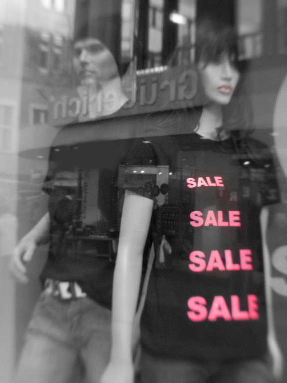 Zwei Schaufensterpupen mit T-Shirts mit der Aufschrift "Sale"