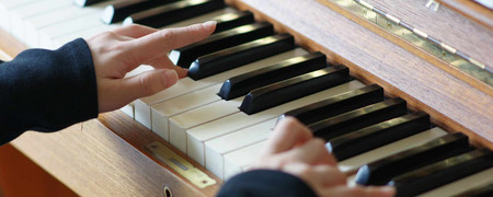 Zwei Hände beim Klavierspiel  - Link auf: Musik schafft Chancen