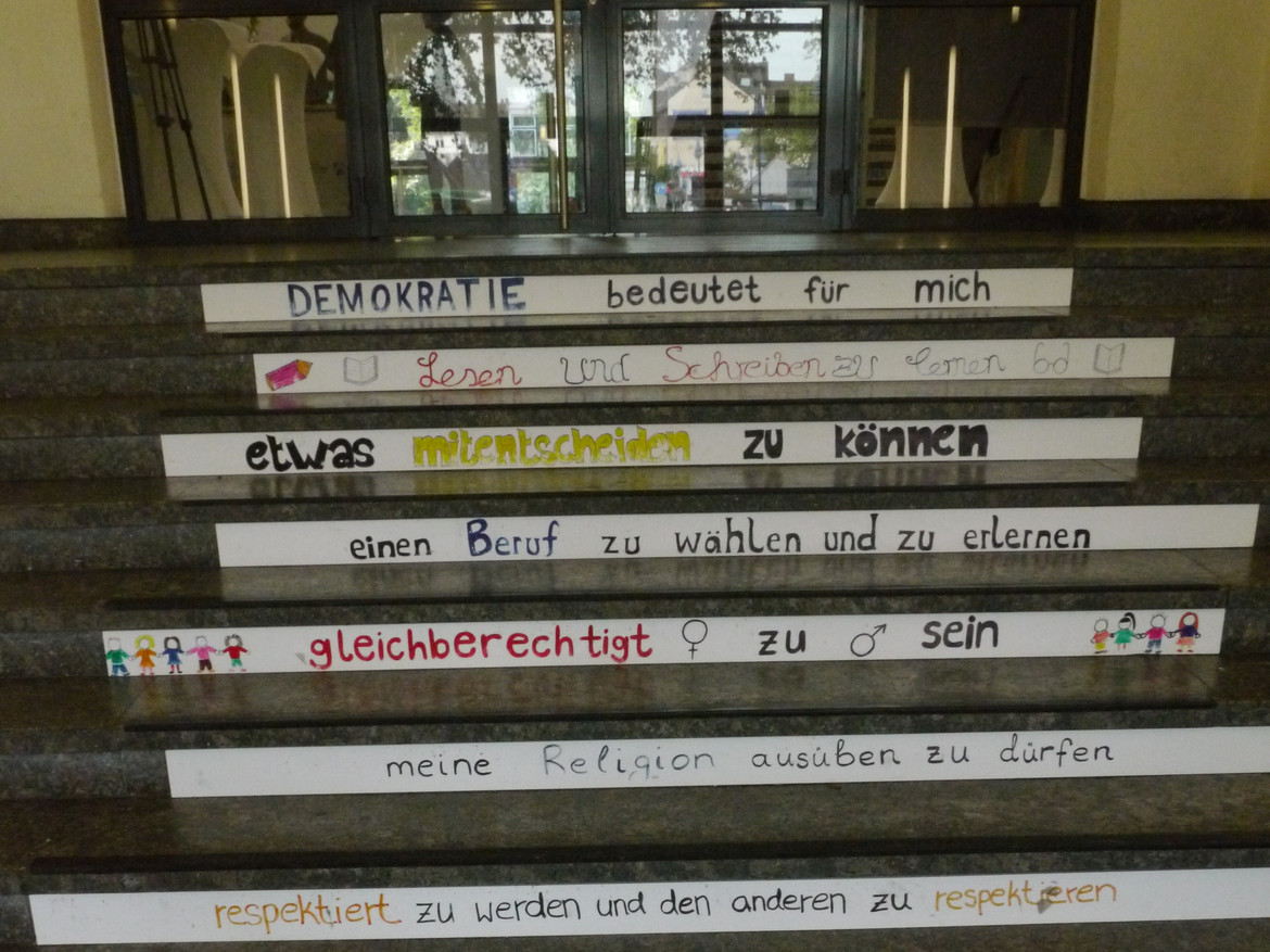 Foto: Treppe des Eingangsbereiches des Sophie-Scholl-Berufskollegs in Duisburg