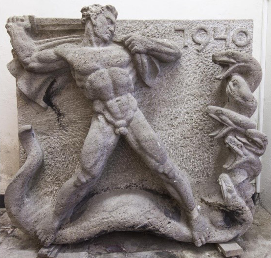 Ein Relief von Herkules im Kampf mit der Hydra