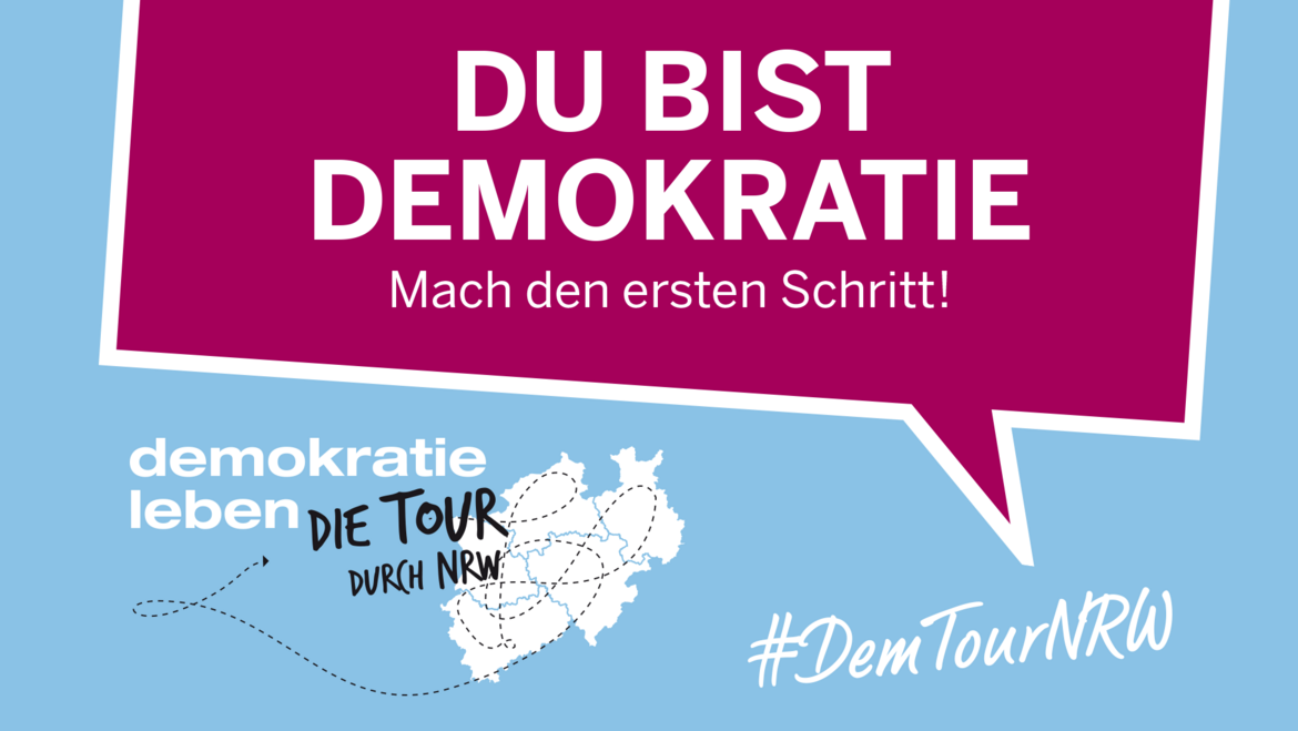 Logo Demokratie Tour mit der Satz: Du bist Demokratie. Mach den ersten Schritt!