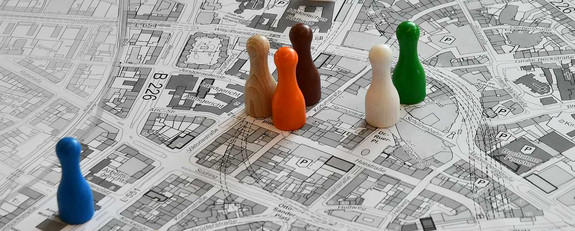 Spielfiguren auf einem Stadtplan