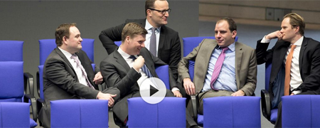 Filmausschnitt, der eine Gruppe von Männern im Bundestag zeigt  - Link auf: ZDF Zoom „Unter Männern“