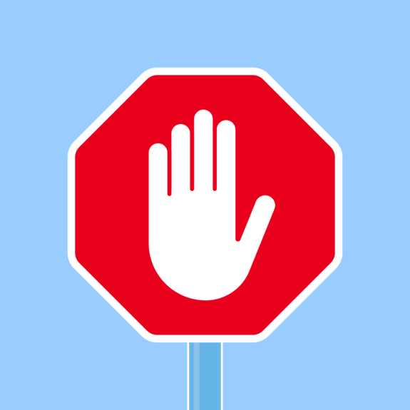 Ein roter Stopp-Schild mit vorgehaltenen Hand