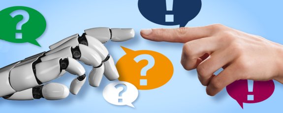 Der Zeigefinger einer Roboterhand sowie einer menschlichen Hand berühren sich. Um die Hände herum befinden sich Sprechblasen mit Frage- und Ausrufezeichen.