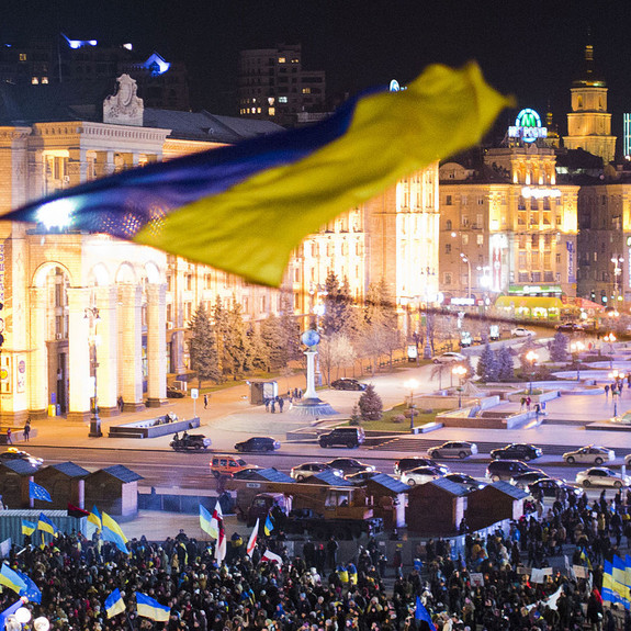 Foto vom Maidan-Platz mit einer Ukraine-Flagge und größerer Menschenmenge