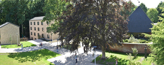 Das Bild zeigt die Außenanlage der Akademie Klausenhof.