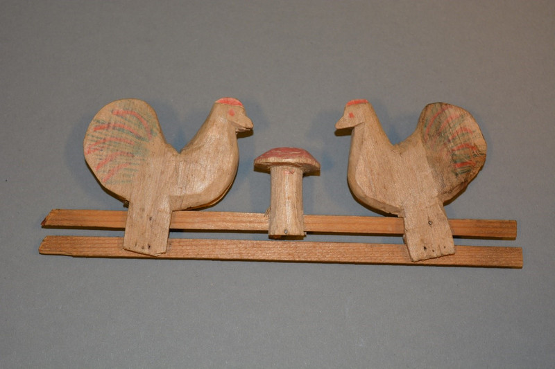 Kinderspielzeug: geschnitzte pickende Hühner