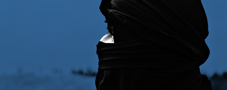 Ein vermummter Mann schaut in die Ferne.  - Link auf: Online-Special: Islamismus und Salafismus
