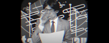 Schwarz-weiß Aufnahme eines Nachrichtensprechers, der aus einem Wasserglas trinkt  - Link auf: Good News