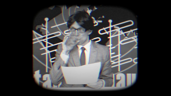 Schwarz-weiß Aufnahme eines Nachrichtensprechers, der aus einem Wasserglas trinkt