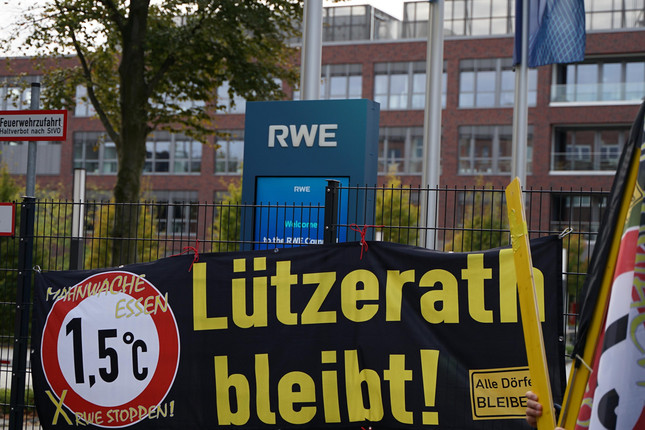Protestbanner mit der Aufschrift "Lützerath bleibt" vor RWE-Zentrale