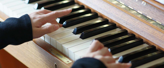 Zwei Hände beim Klavierspiel