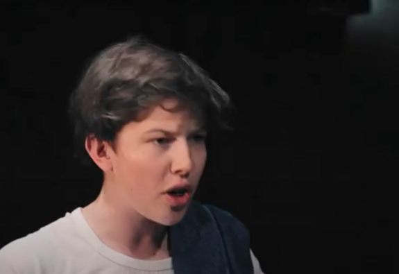 Standbild aus Video: Person mit wütendem Gesichtsausdruck spricht