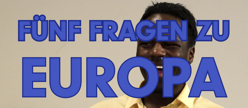 Blaue Schrift: Fünf Fragen zu Europa; im Hintergrund ein lachender Jugendlicher