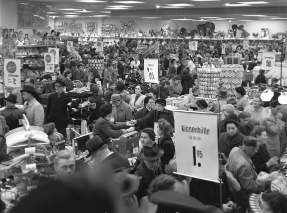 Menschenmenge in einem Kaufhaus