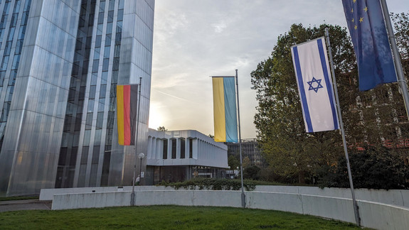 Flaggen Deutschlands, der Ukraine, Israels und der EU vor dem RWI4-Gebäude in Düsseldorf, Sitz der LpB NRW