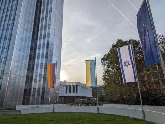 Flaggen Deutschlands, der Ukraine, Israels und der EU vor dem RWI4-Gebäude in Düsseldorf, Sitz der LpB NRW