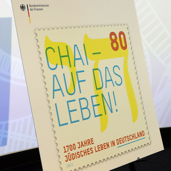 Foto de rBriefmarke mit der Schrift: Chai - Auf das Leben. Darunter 1700 Jahre jüdisches Leben in Deutschland. Oben 80 (Cent)