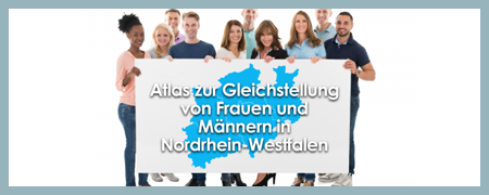 Eine diverse Gruppe von Menschen hält die Überschrift NRW Gleichstellungsatlas hoch  - Link auf: NRW Gleichstellungsatlas