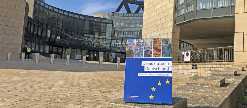 Die Publikation, im Hintergrund der Landtag NRW