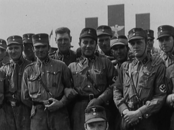 Eine Gruppe von nationalsozialistischen Männern in Uniform beziehungsweise "Braunhemden" 