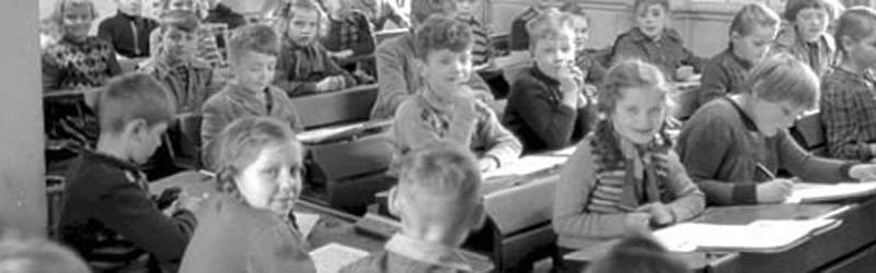 Ein Archivfoto vom Klassenzimmer mit Kindern