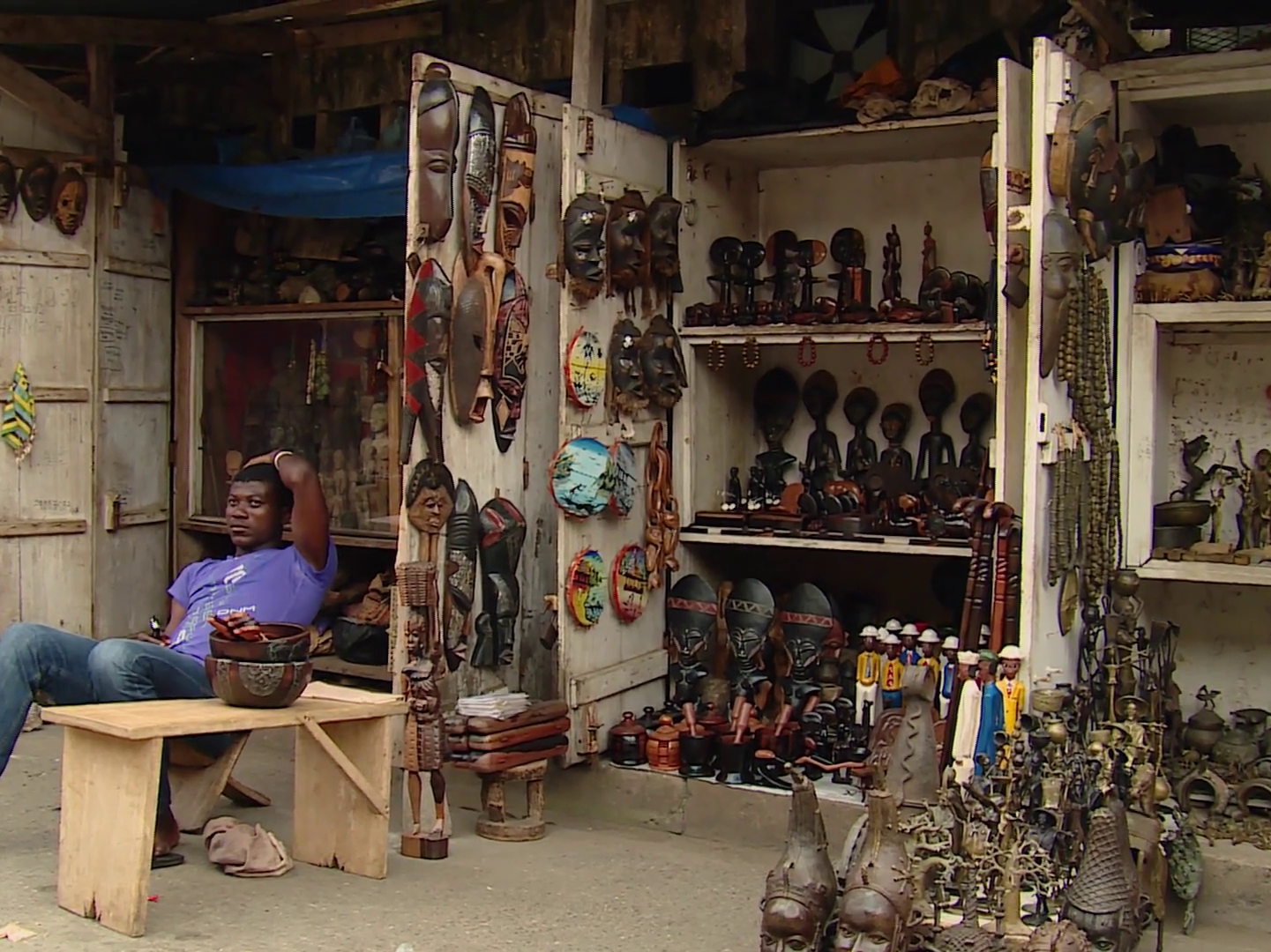 Ein Straßenstand in Afrika mit ethnischen Kunstwerken