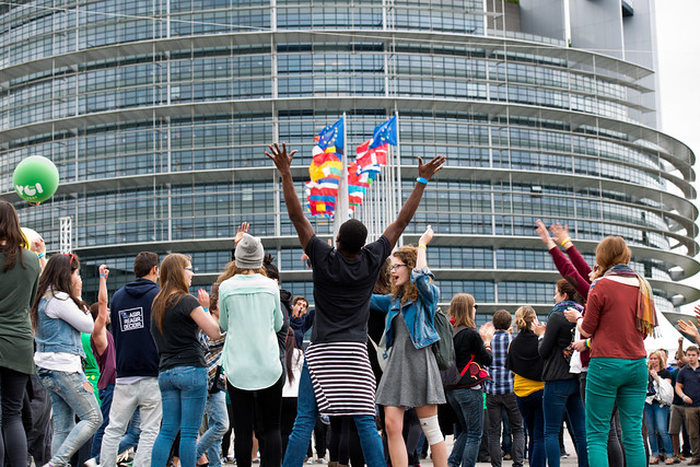 Jugendliche vor dem EU-Parlament