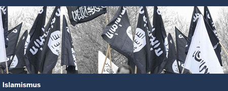 Schwarz-Weiß-Foto von Flaggen mit arabischer Schrift sowie die Überschrift "Islamismus"