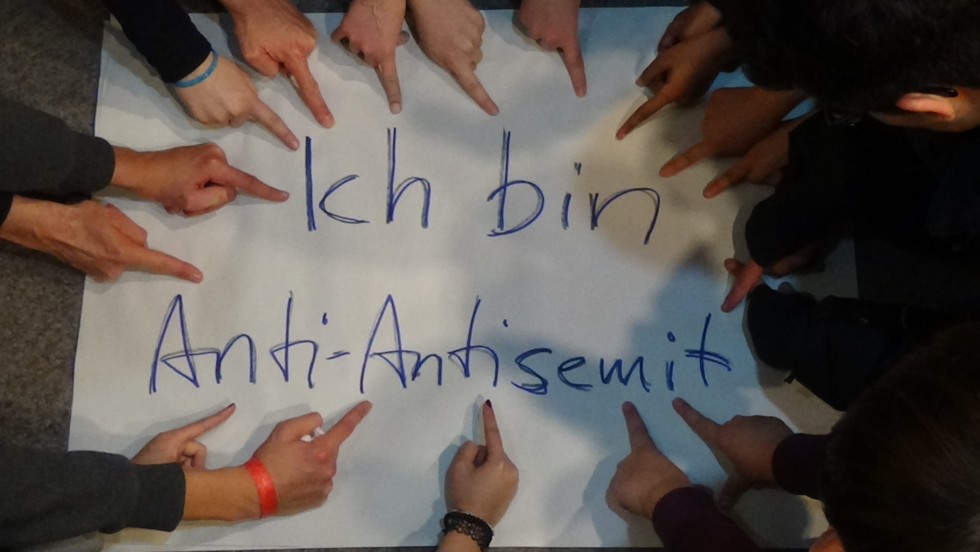 Finger zeigen auf Poster mit der Aufschrift "Ich bin Anti-Antisemit".